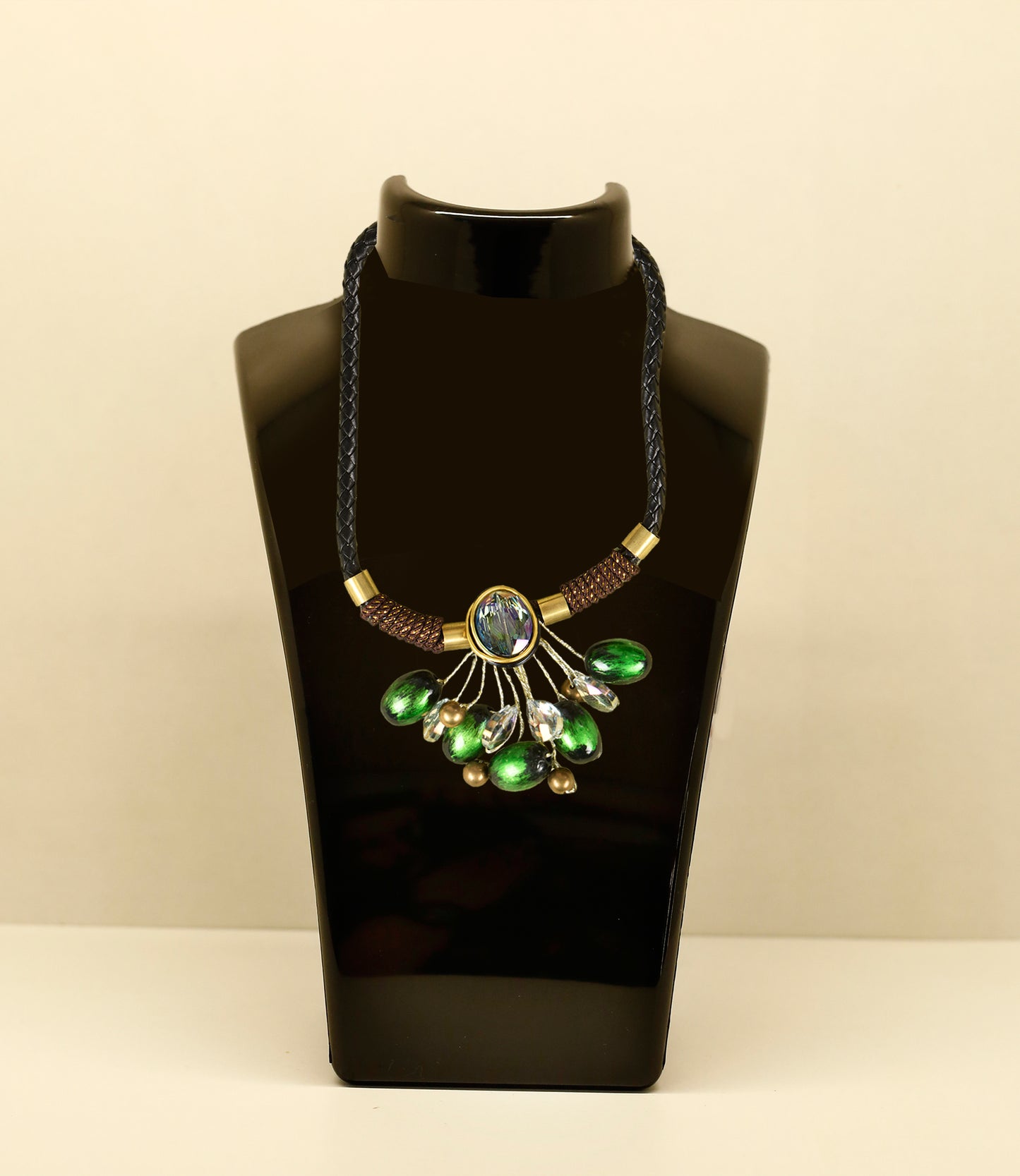 Shining Fashion Necklace in Green Color